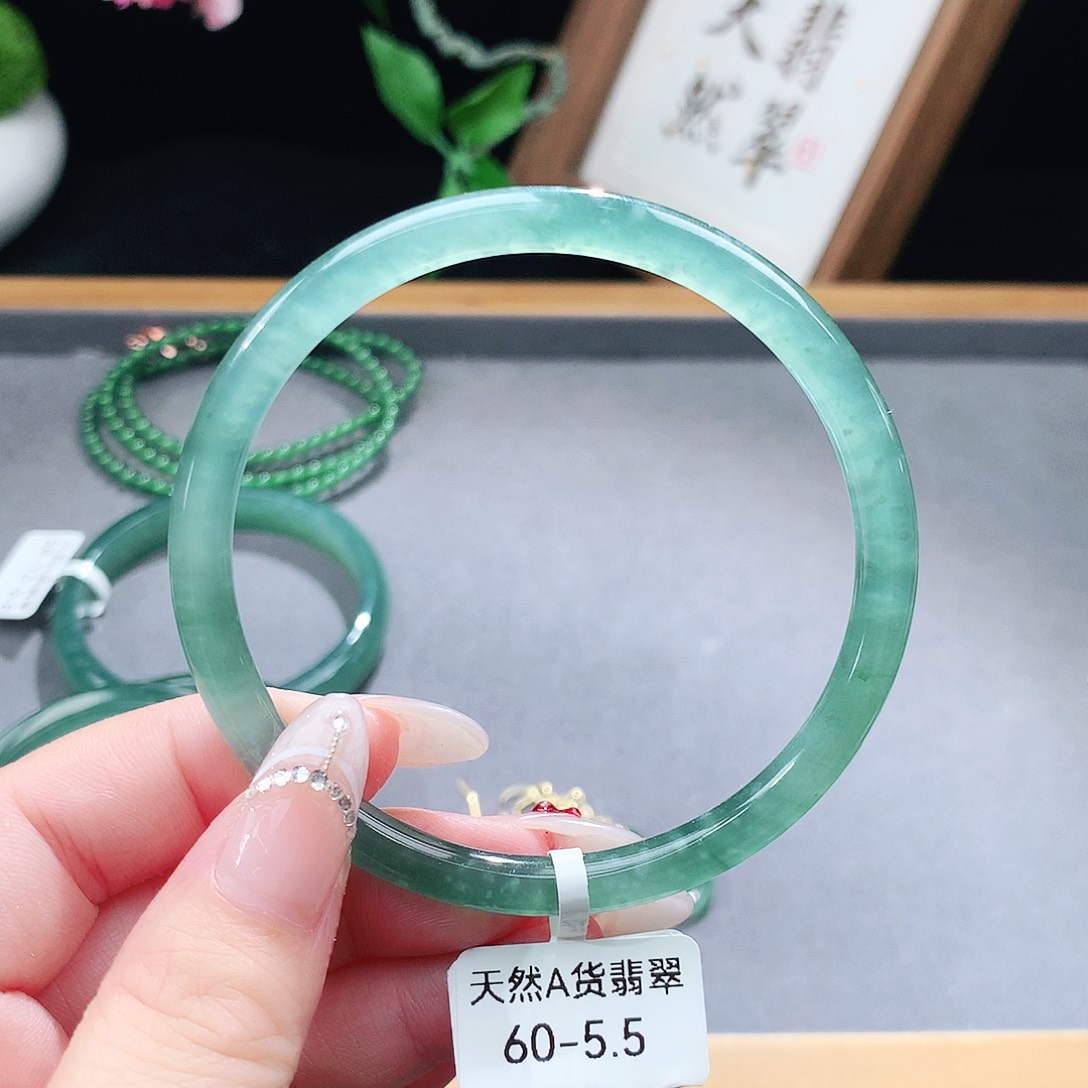 翡翠手镯（圆镯）未镶嵌