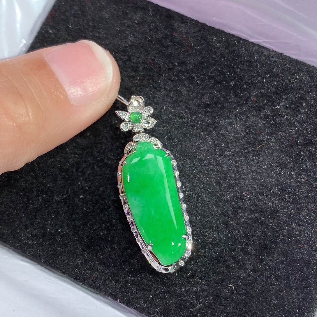 翡翠吊坠(赠链)18K金镶嵌