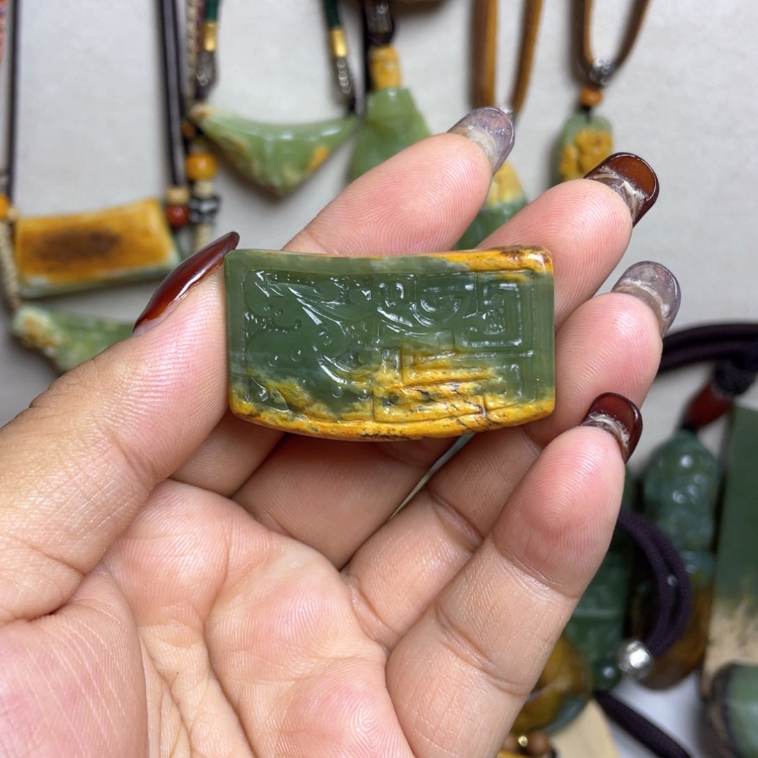 岫岩河磨玉（透闪石质玉）挂坠未镶嵌巴**合