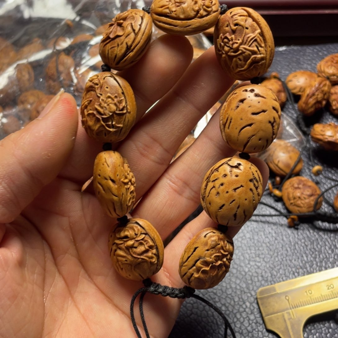 大桃核雕刻瑕疵莲花