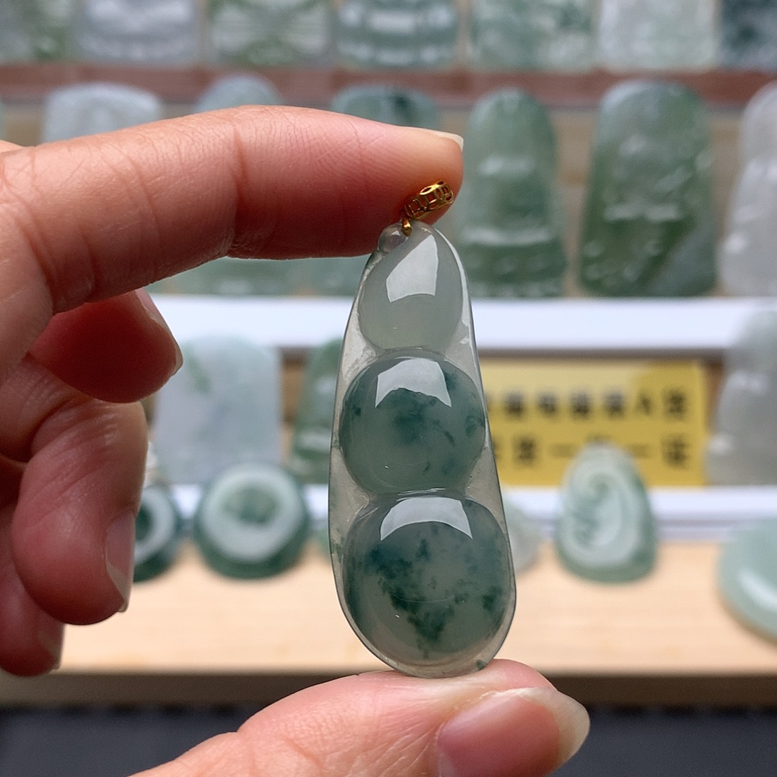 翡翠未镶嵌颈饰福豆