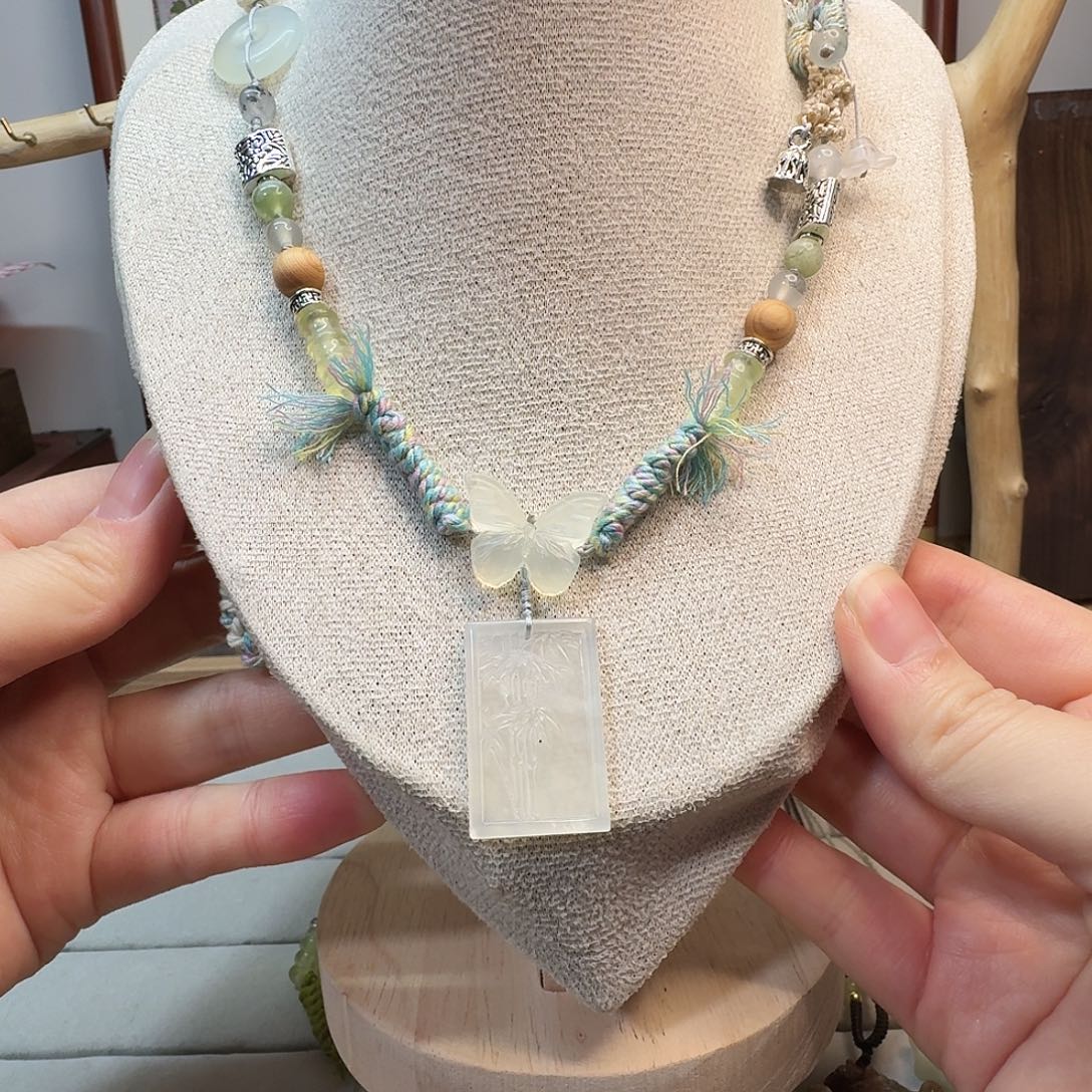 蛇纹石玉合金颈饰竹牌