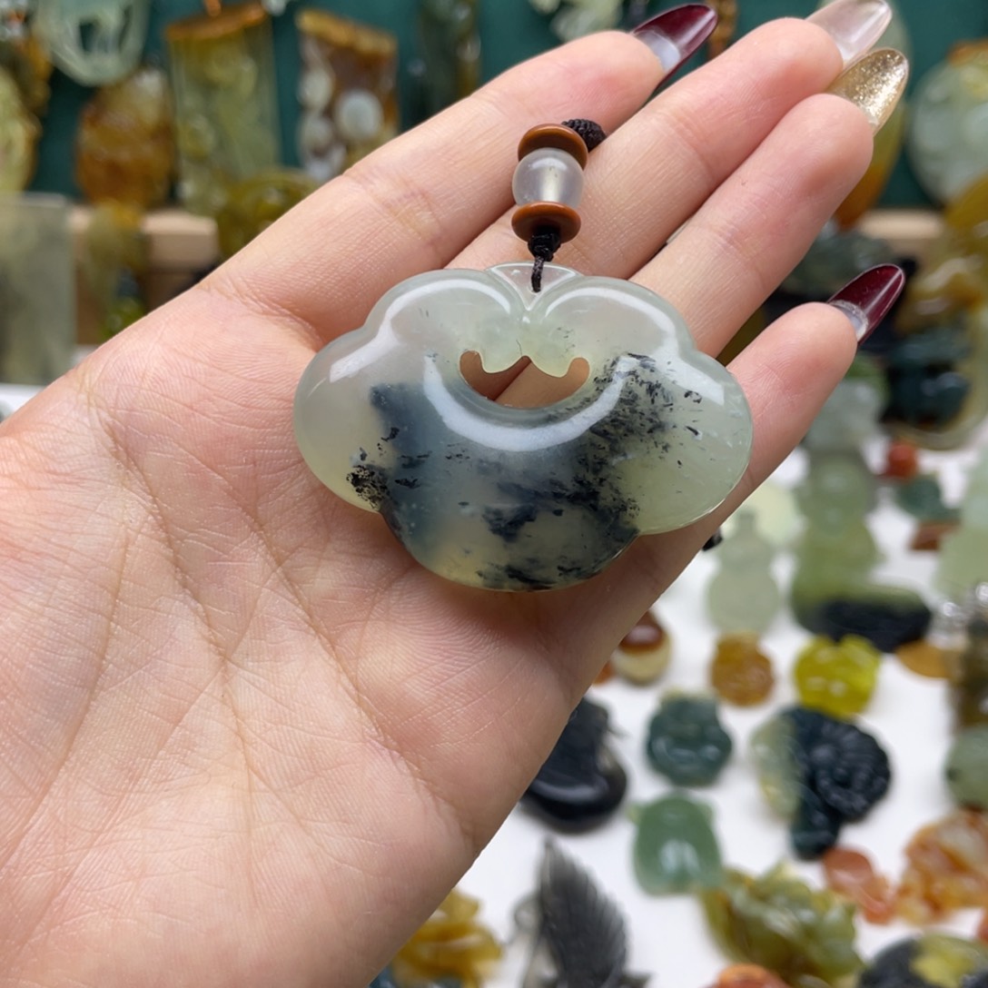 蛇纹石玉颈饰未镶嵌