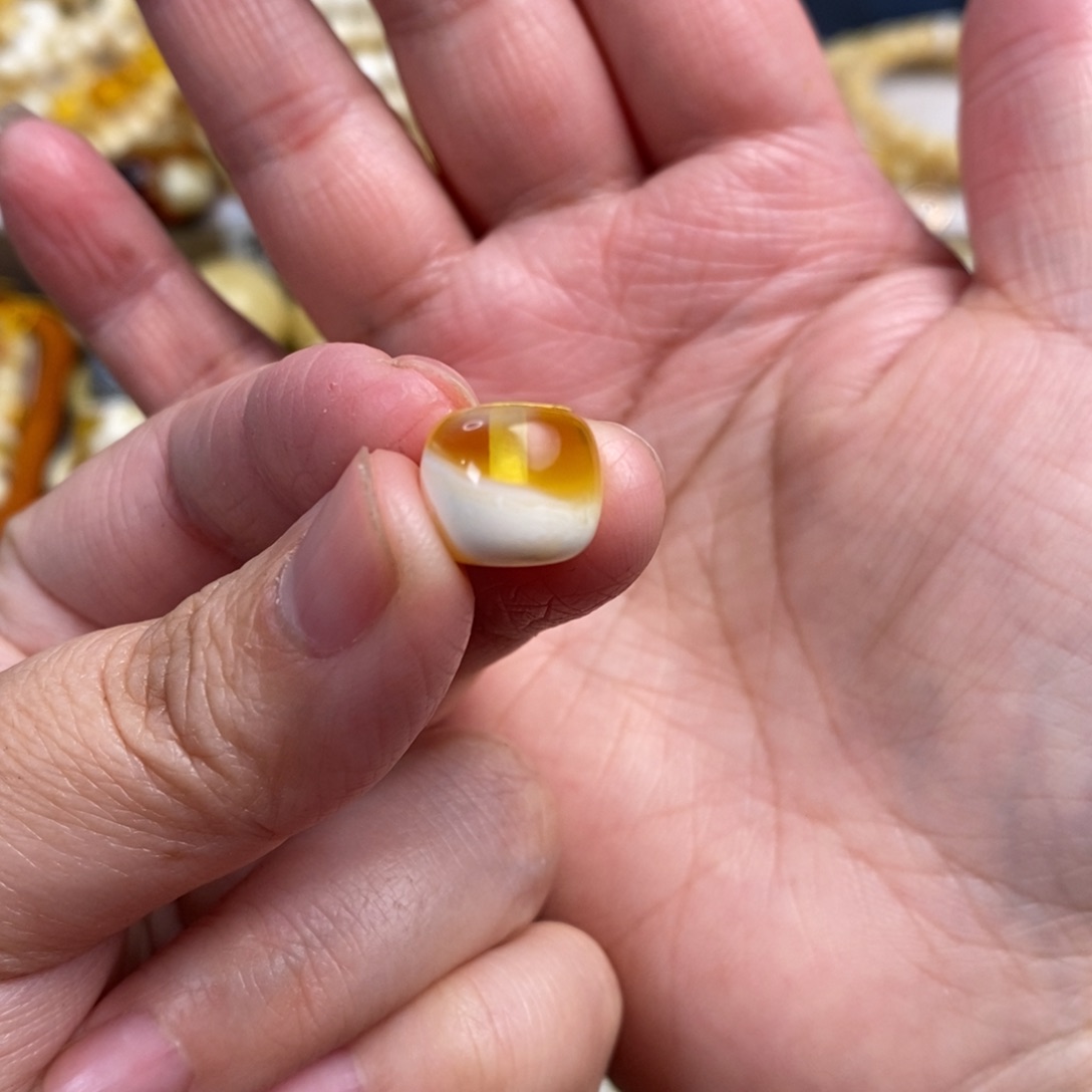 琥珀裸石未镶嵌金漆白老型单珠11.8