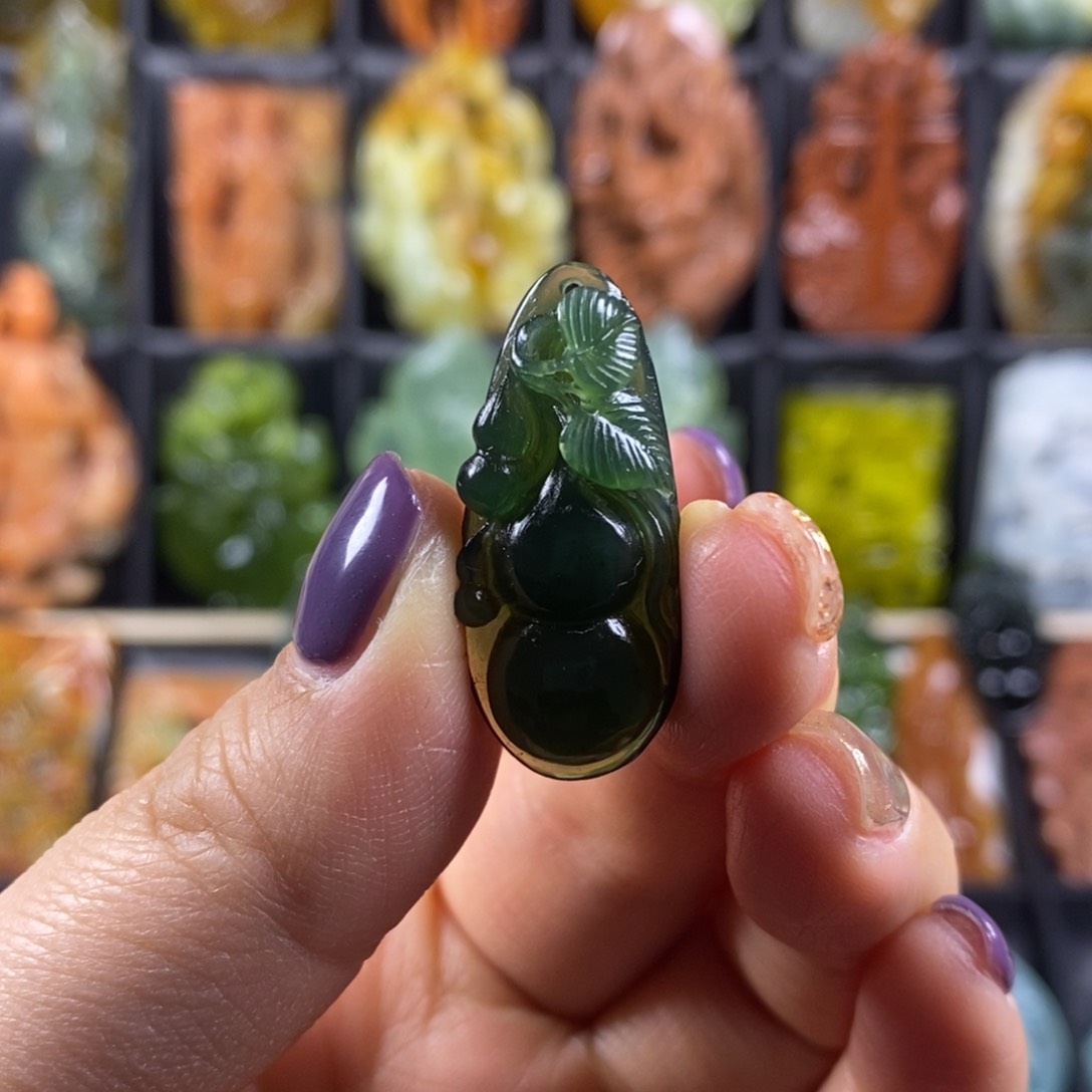 蛇纹石玉颈饰合金