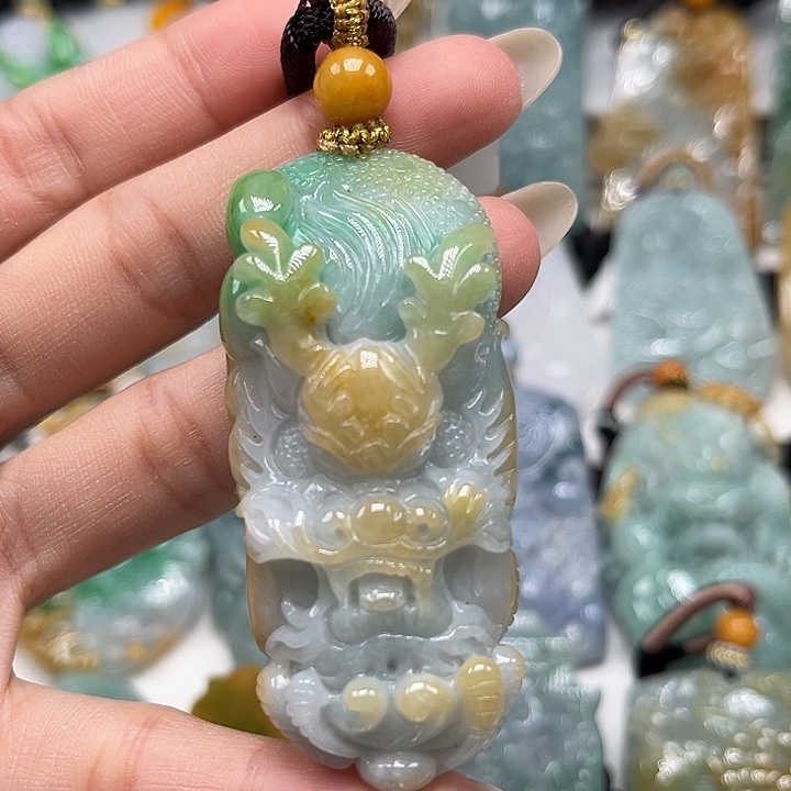 翡翠未镶嵌颈饰龙牌