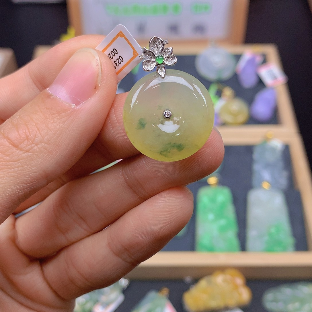 翡翠颈饰18K金镶嵌翡翠