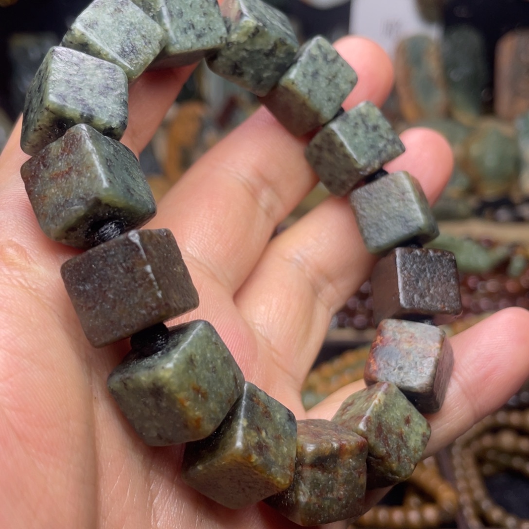 岫岩河磨玉（透闪石质玉）未镶嵌颈饰卡13福利