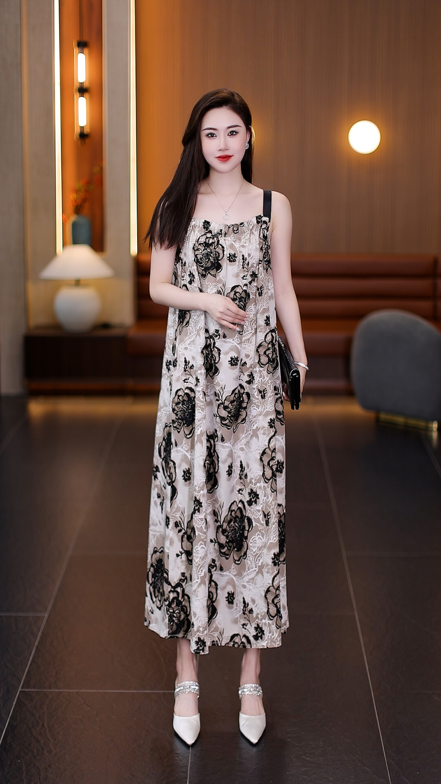 2025夏季轻奢吊带连衣裙大码显瘦时尚百搭气质碎花印花无袖宽松