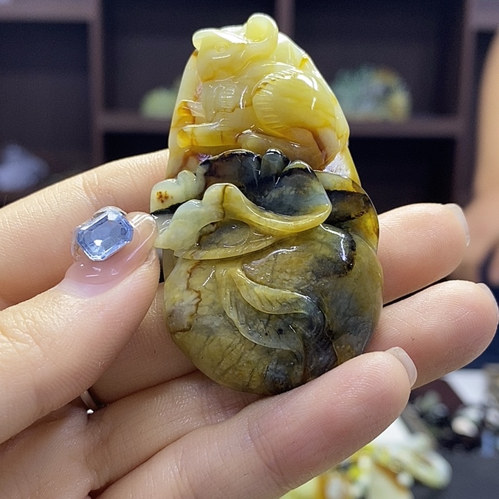 蛇纹石玉未镶嵌颈饰