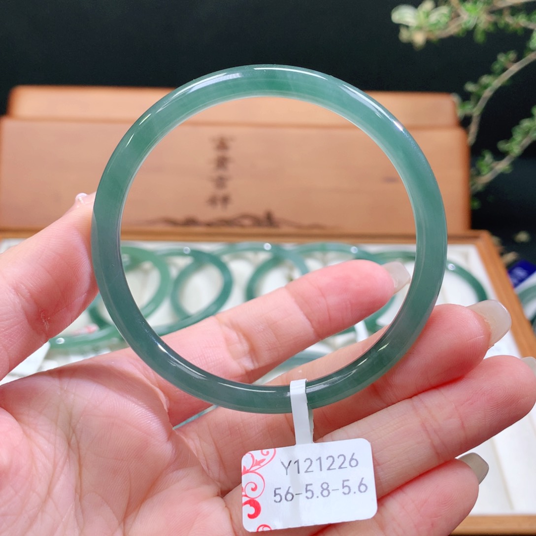 翡翠手镯未镶嵌天然