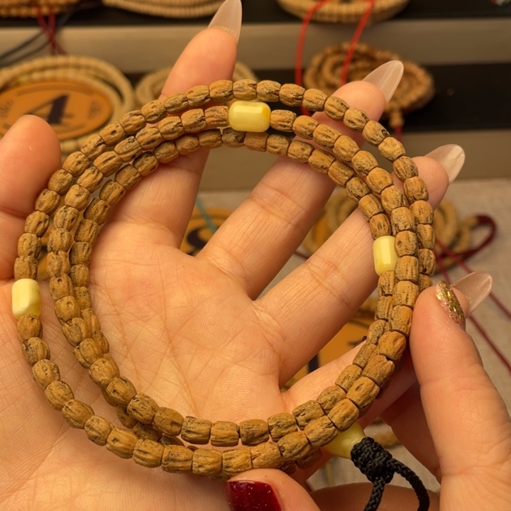 何***着柏香籽/百香籽吊坠