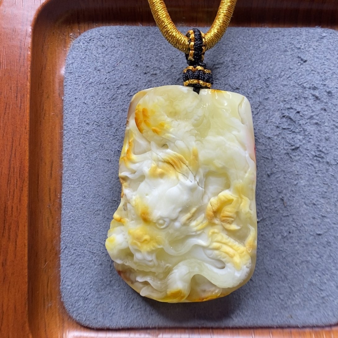 北***尼蜜蜡未镶嵌颈饰郎