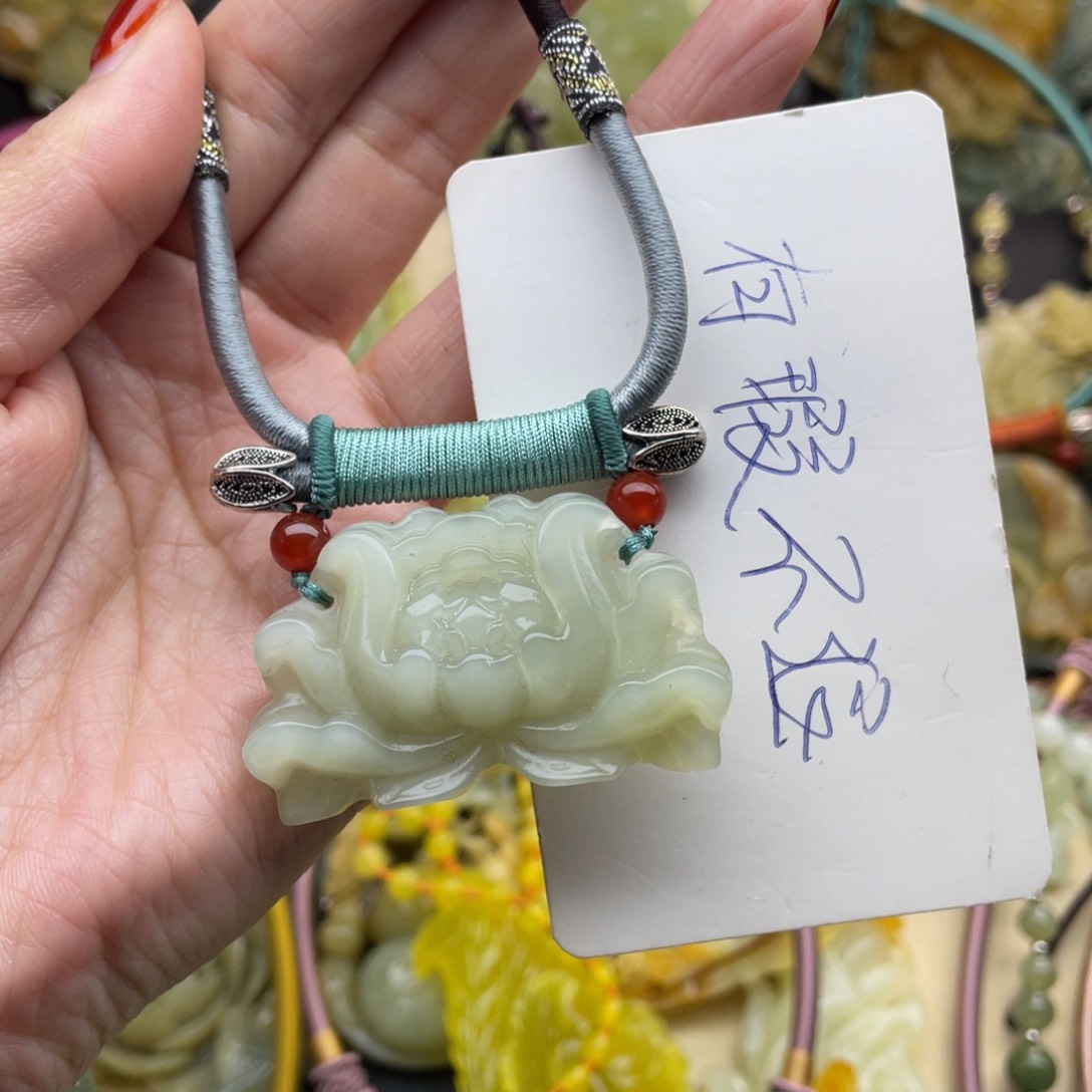 蛇纹石玉颈饰未镶嵌