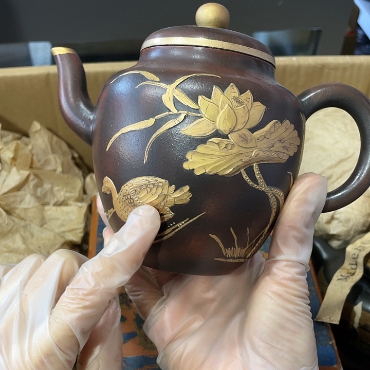 茶壶紫砂矿泥料手工制作的一把紫砂壶。