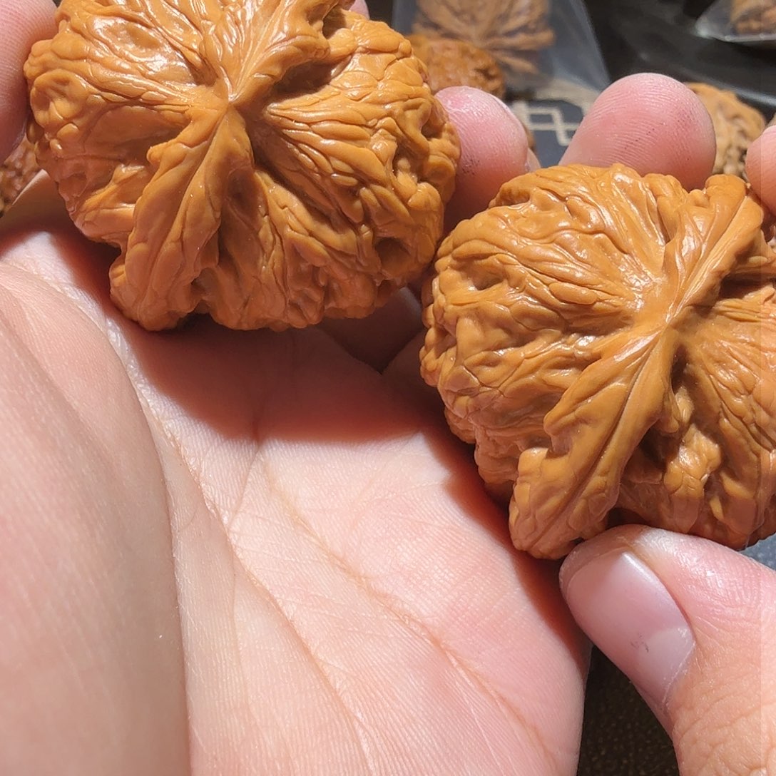 文玩核桃把件如****哥红锦鲤