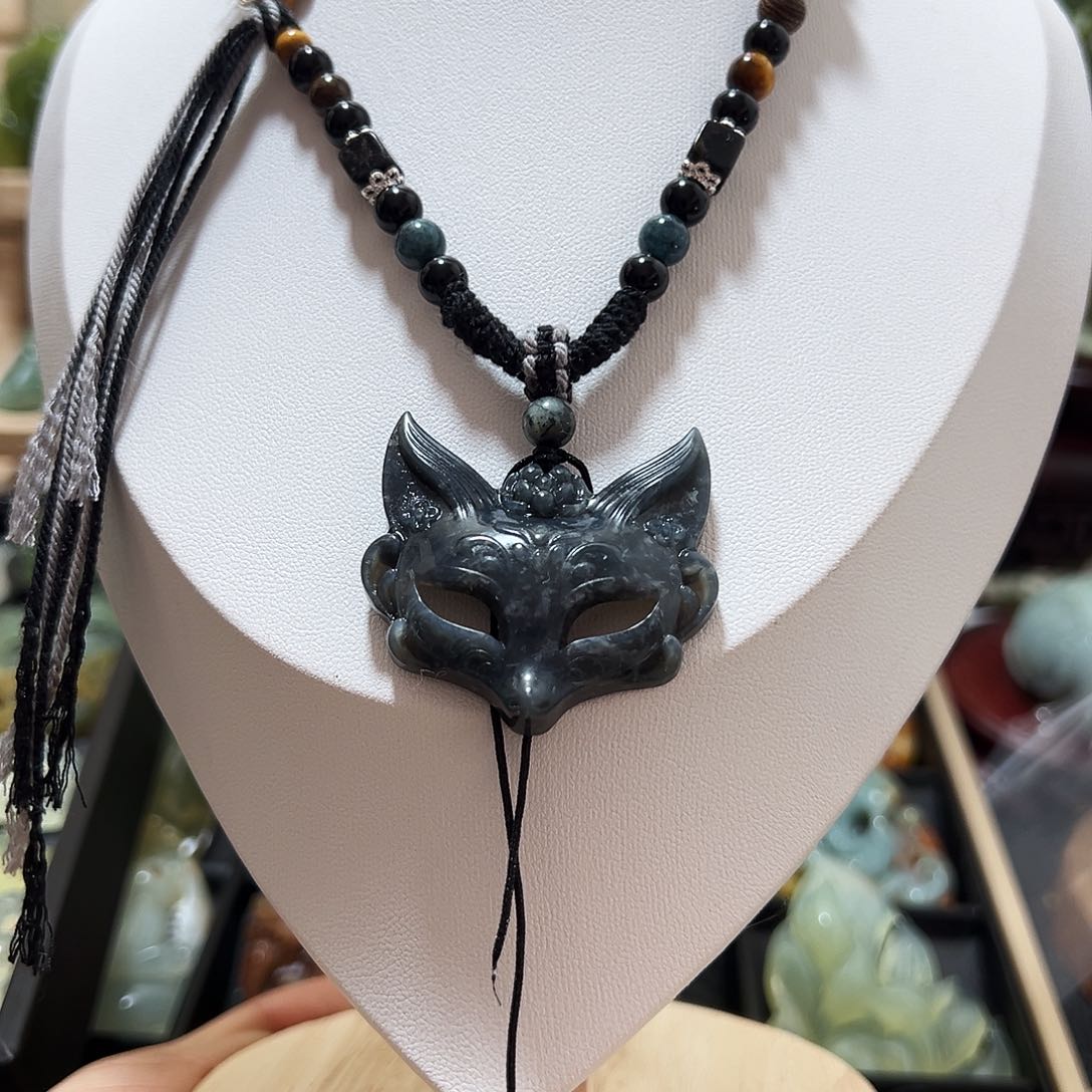 蛇纹石玉颈饰未镶嵌