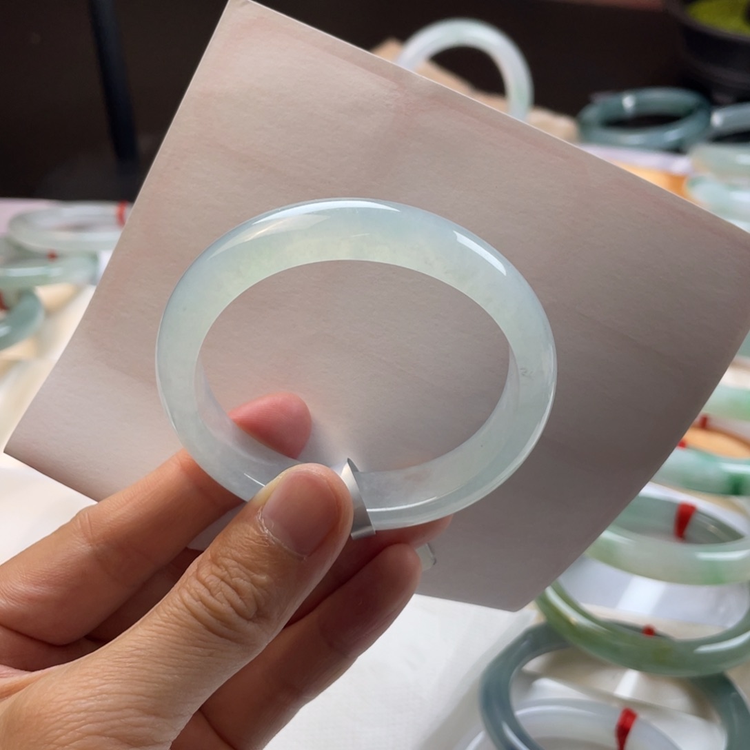 翡翠手镯未镶嵌翡翠手镯