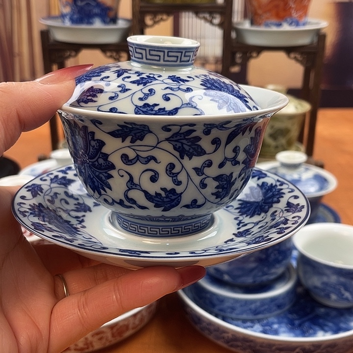 陶摆件青花缠枝莲元宝盖碗