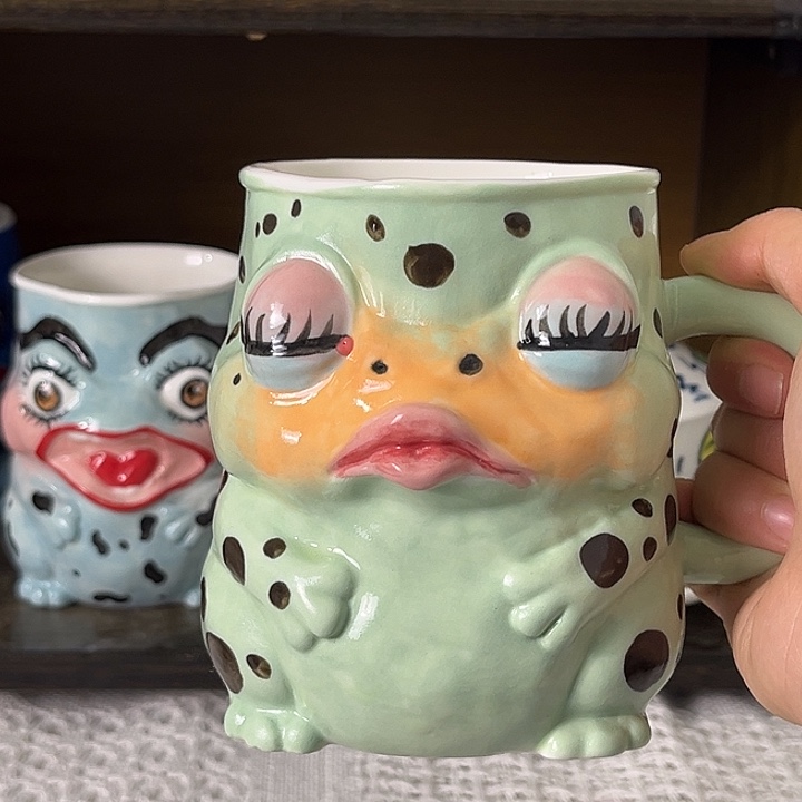 陶绿色闭眼亲亲橙色腮红抽象可爱