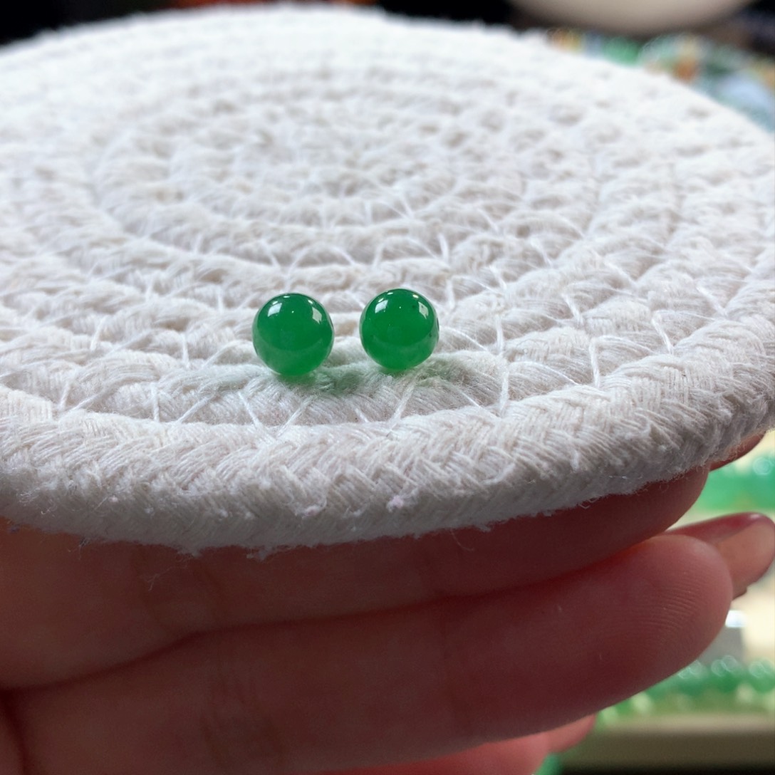 翡翠颈饰未镶嵌翡翠冰阳绿卡6+一对出