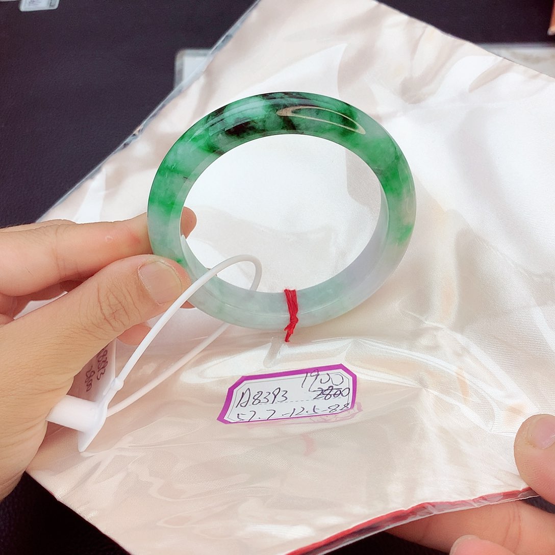 翡翠手镯未镶嵌翡翠