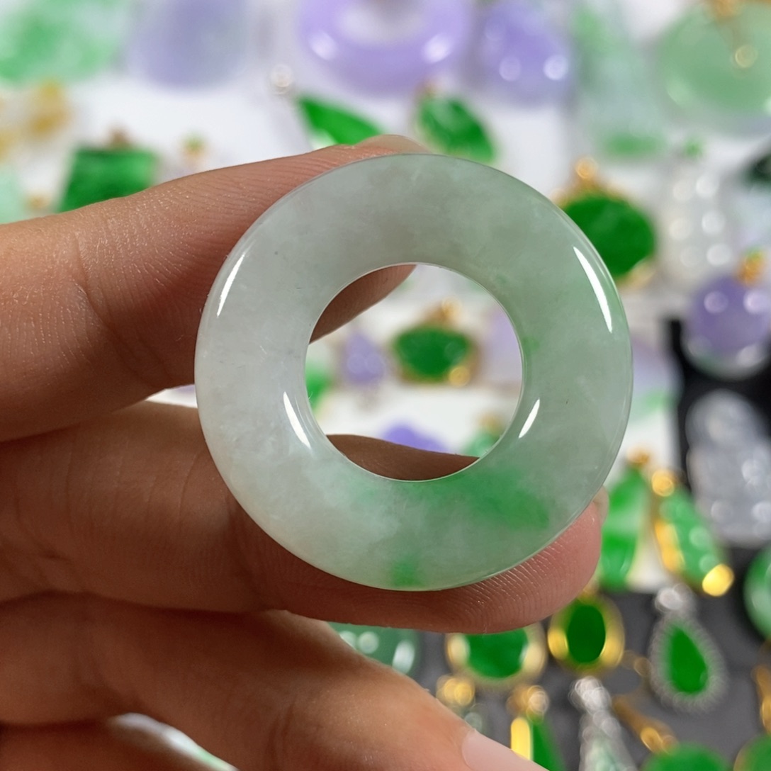 翡翠颈饰未镶嵌翡翠