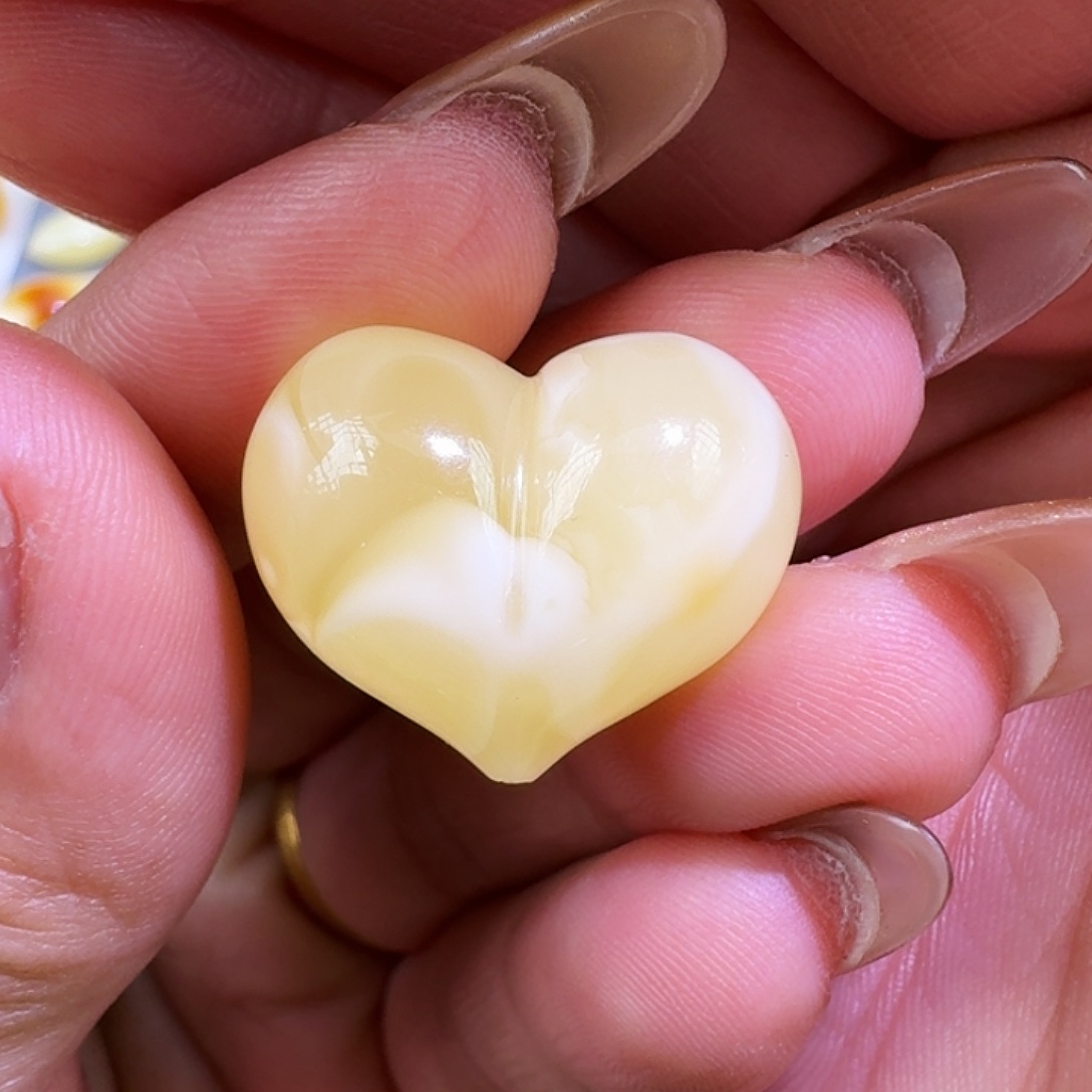 琥珀未镶嵌裸石22.7×18×13.6