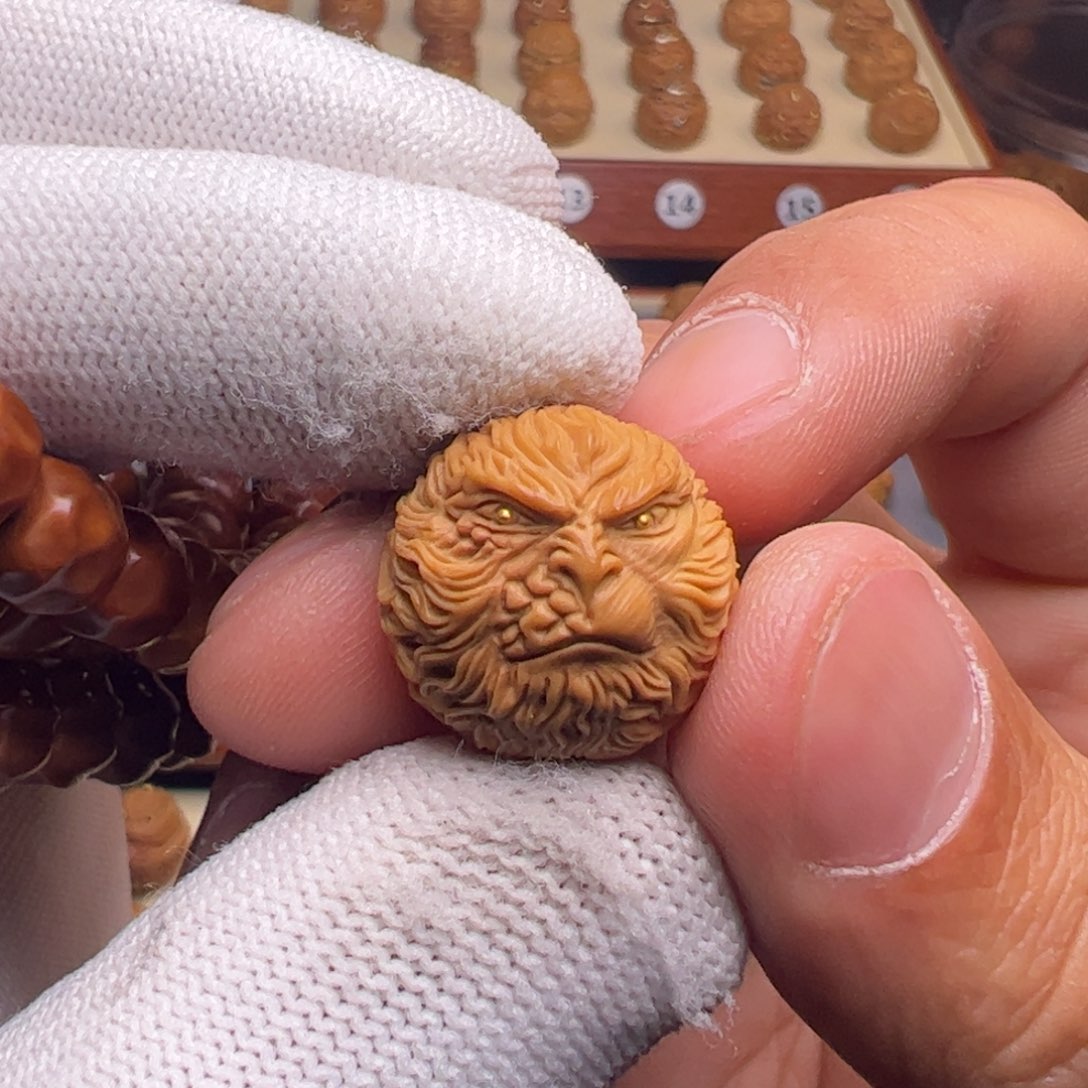 猴头核桃把件精修大圣金眼睛