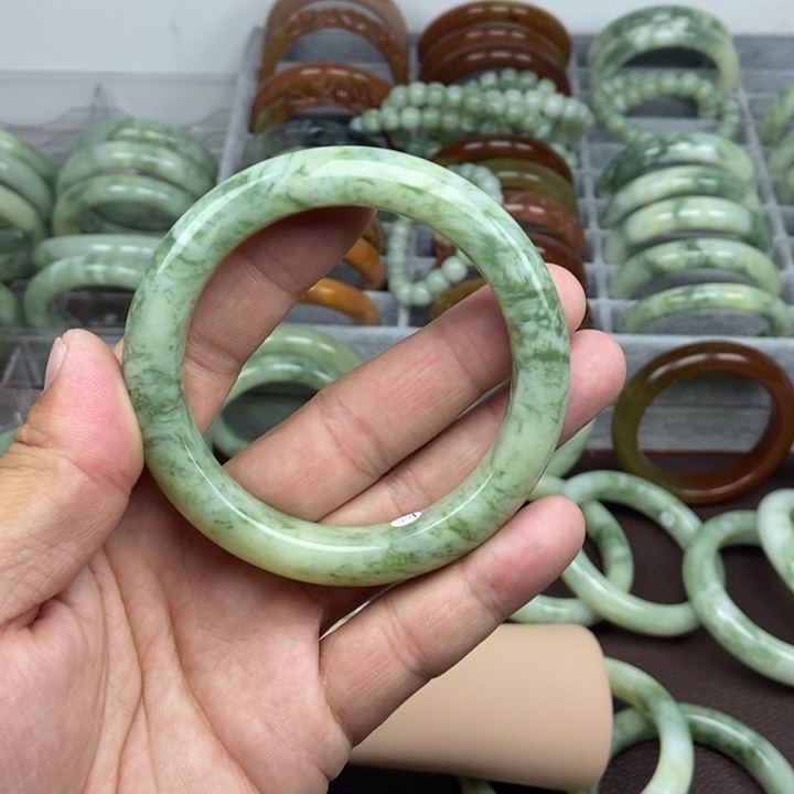 蛇纹石玉手镯未镶嵌转**醒