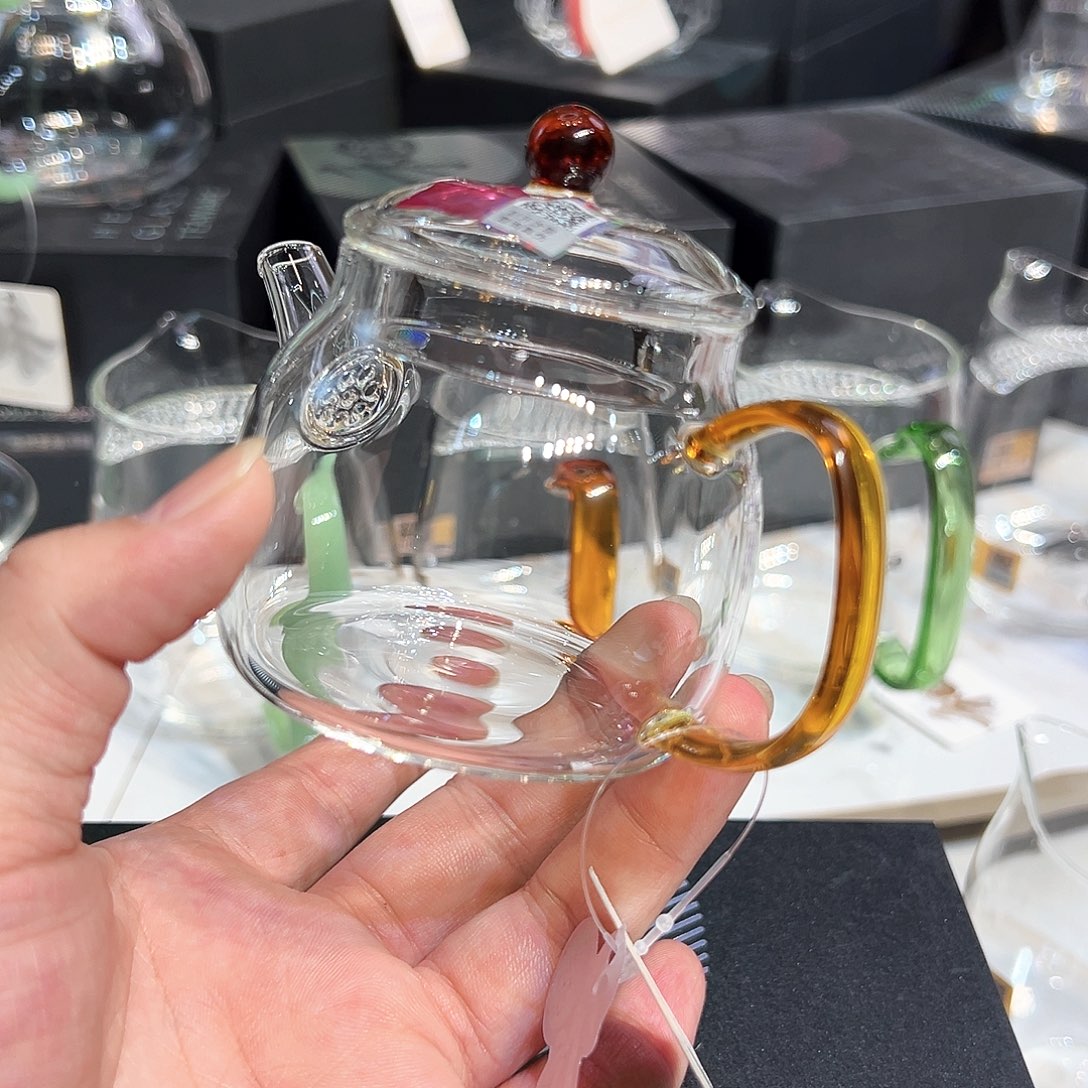 禾器言卿壶琥珀色。     