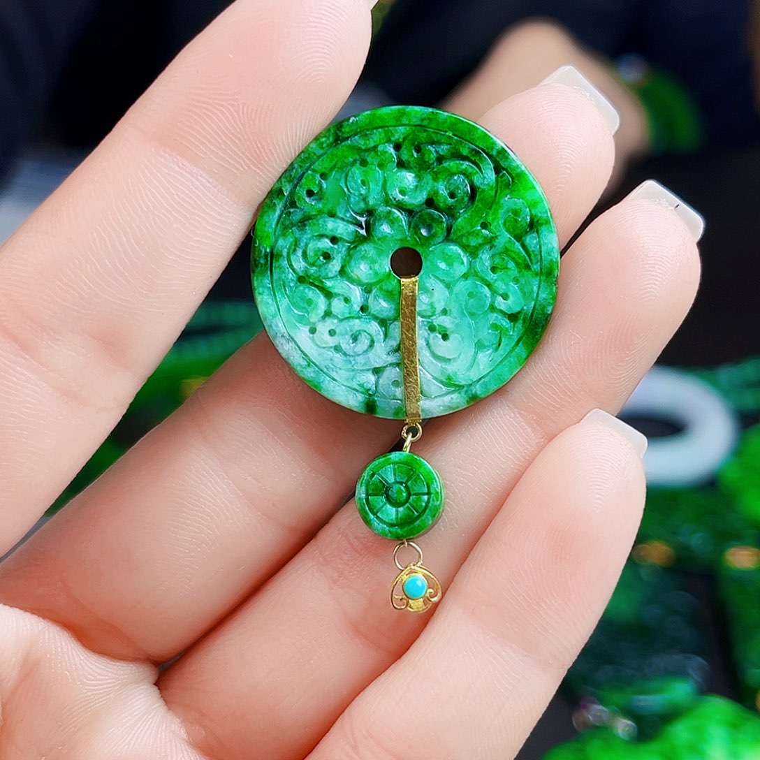 颈饰18K金镶嵌翡翠多样性