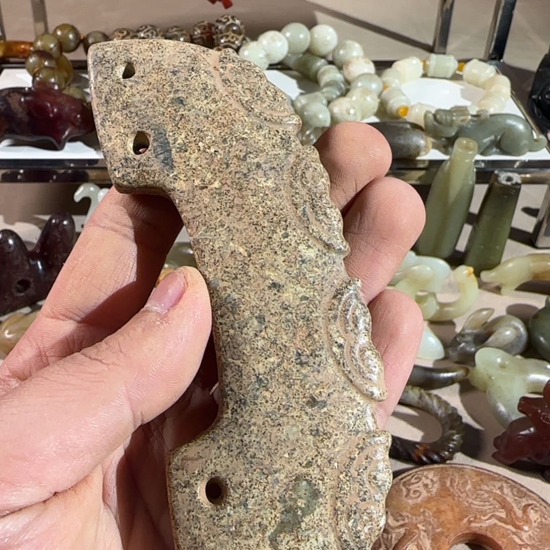 蛇纹石玉颈饰合金