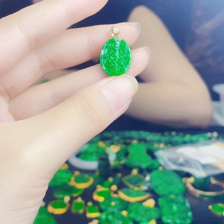 颈饰18K金镶嵌翡翠多样性