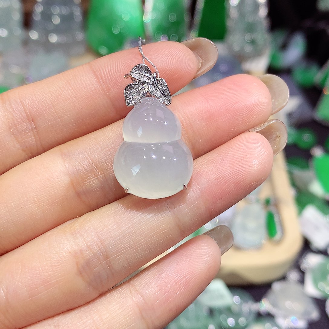 翡翠18K金镶嵌颈饰葫芦