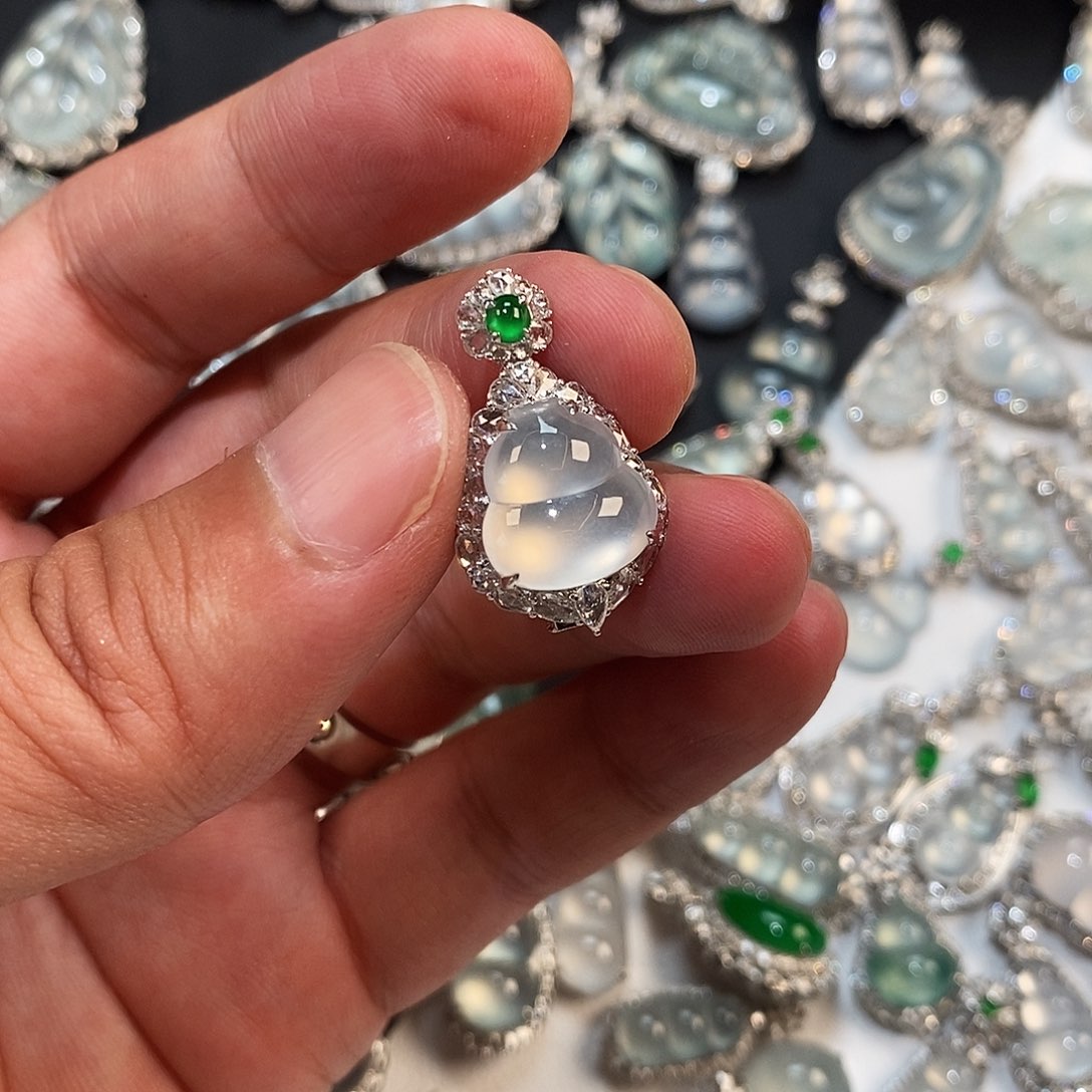 翡翠18K金镶嵌颈饰