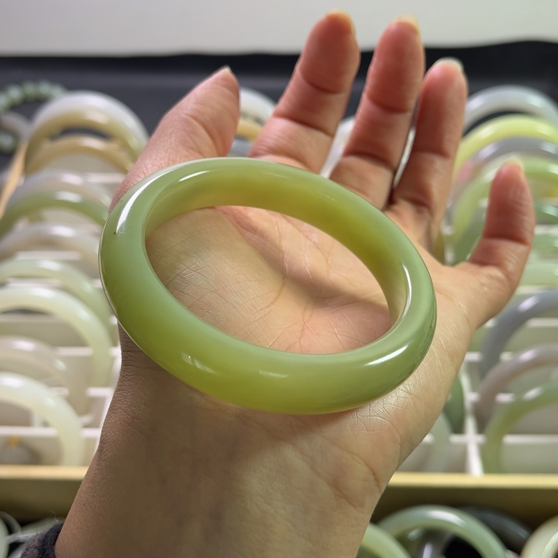 和田玉手镯57圈口未镶嵌