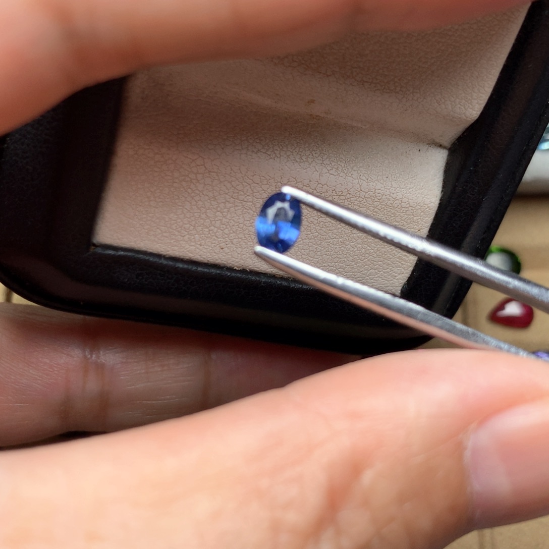 蓝宝石裸石未镶嵌
