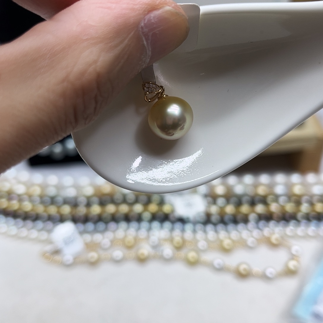 颈饰18K金镶嵌海水珍珠