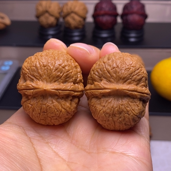 文玩核桃把件金钱蟒元宝2