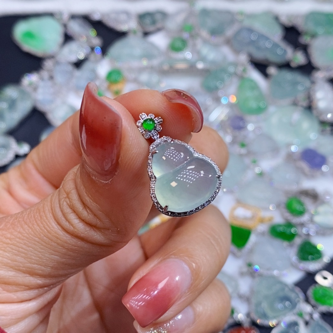 翡翠18K金镶嵌颈饰