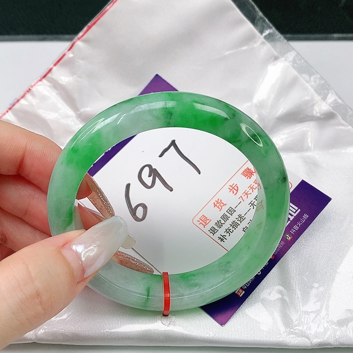 翡翠手镯未镶嵌翡翠手镯