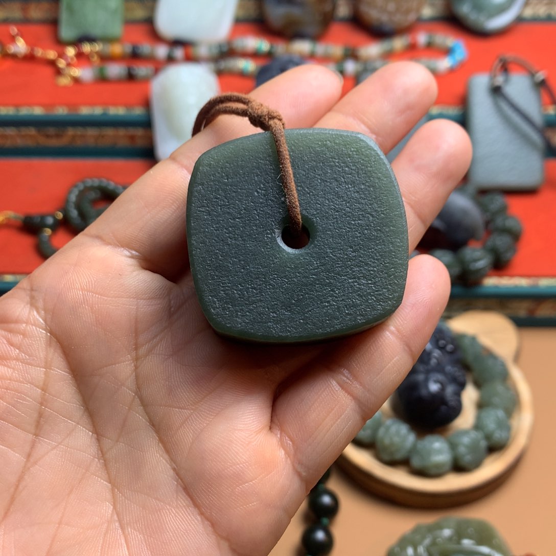 和田玉未镶嵌颈饰你****吧