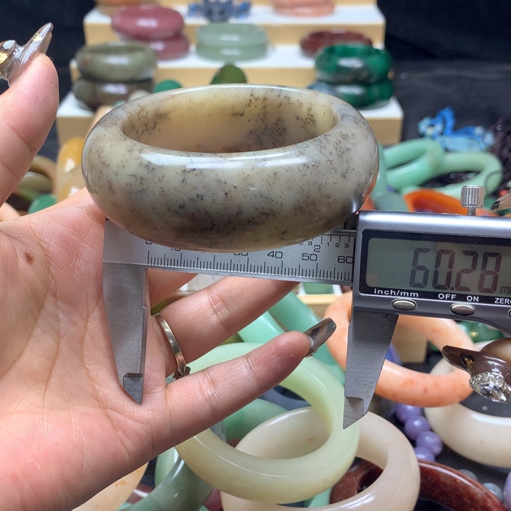 未镶嵌手镯石英质玉