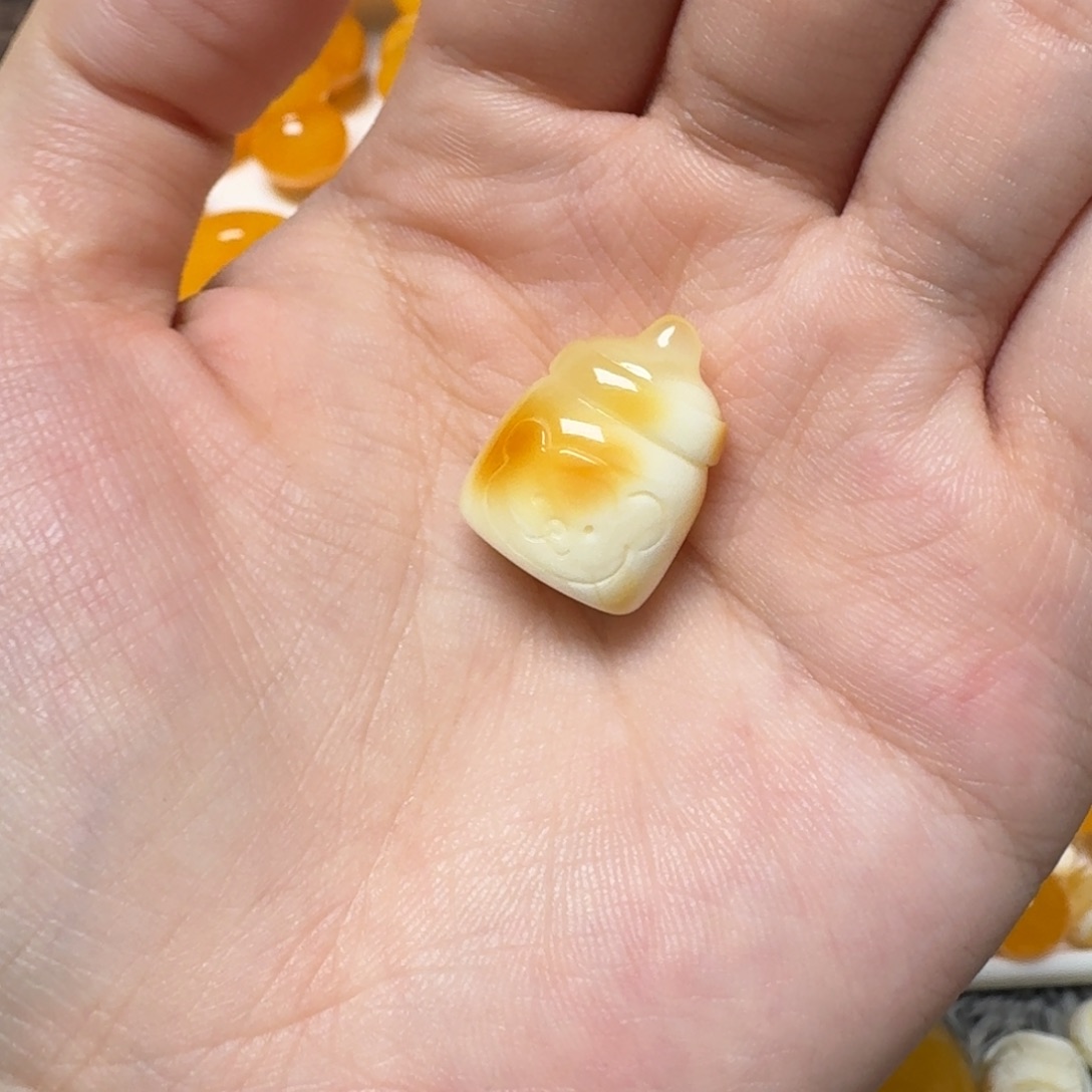 琥珀未镶嵌裸石蜜蜡雕刻件