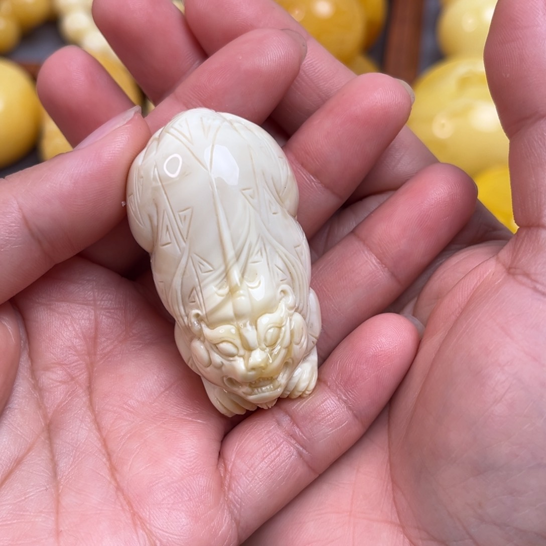 琥珀裸石未镶嵌貔貅