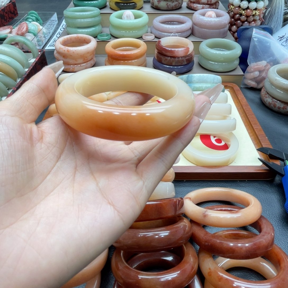 石英质玉手镯未镶嵌小**姐