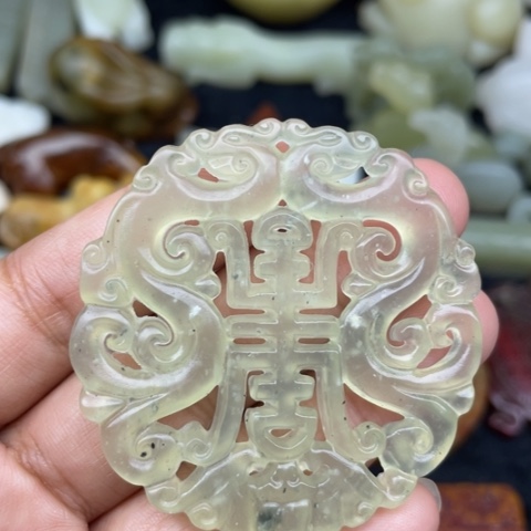 未镶嵌蛇纹石玉颈饰9