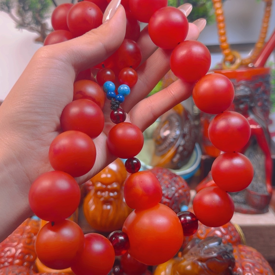 琥珀裸石未镶嵌手持