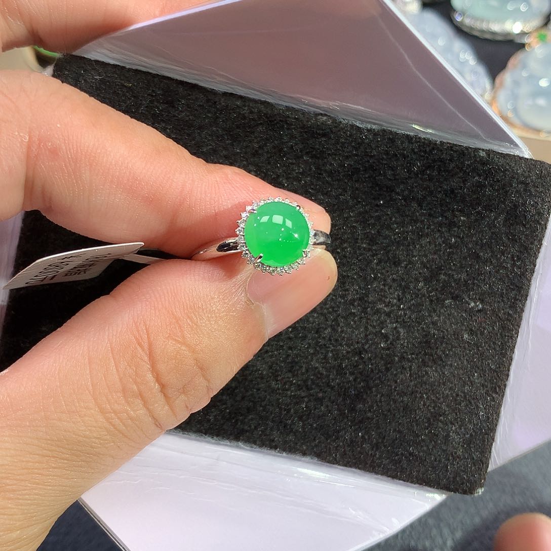 翡翠戒指18K金镶嵌蛋面